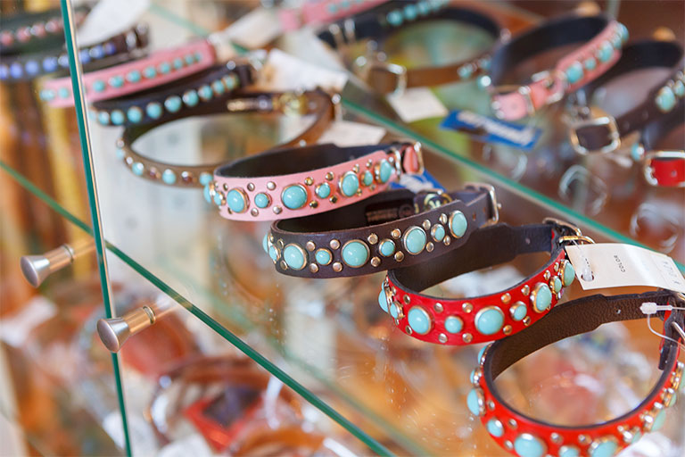 ショップコーナー（首輪）の写真